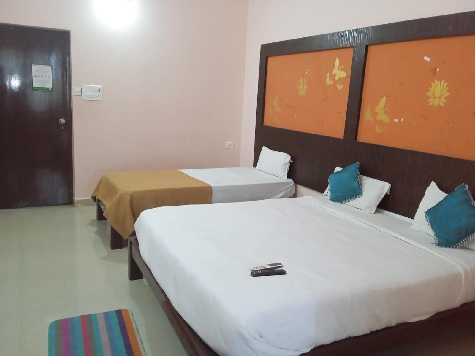 Grand Jp Inn Near 2 Km From Gundlupet Bus Stand Exterior photo